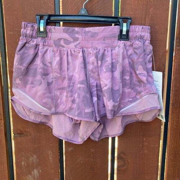 Lululemon Hotty Hot II Short Low Rise Camo Pink Multi 2.5" Size 8 - Picture 2 of 4